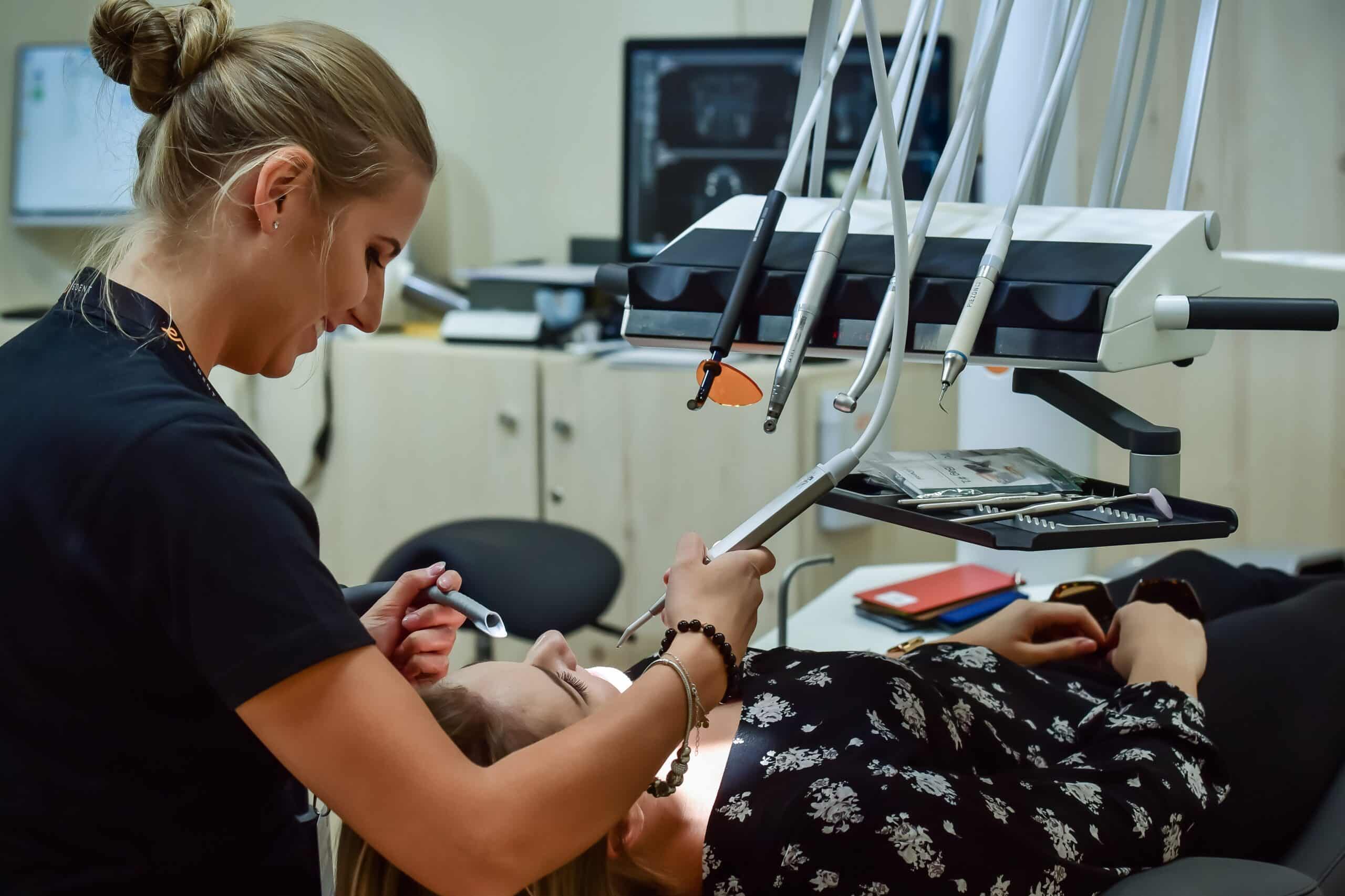 Igiene dentale: corso di laurea all'estero con Europe Tutor University, il servizio di tutoraggio specifico per gli studenti italiani.